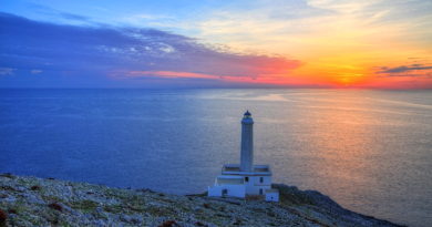 La foto del’alba dal Faro Palascìa è del fotografo Dino Longo