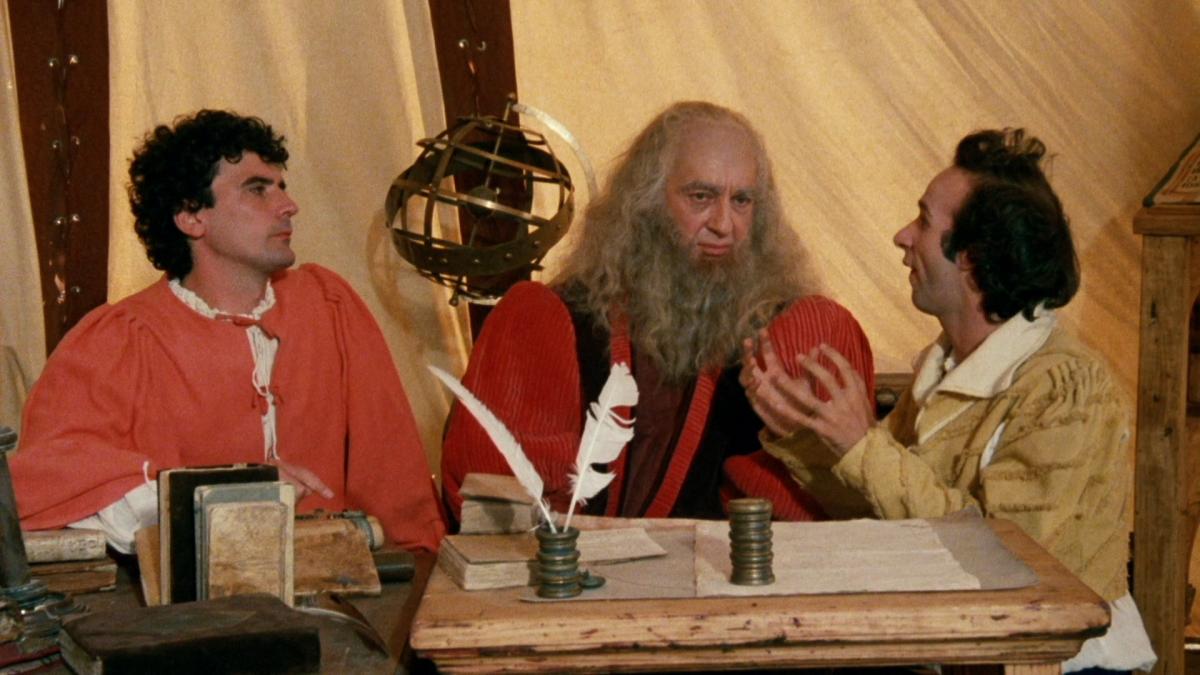 Massimo Troisi con Robeto Benigni e Paolo Bonacelli nel film “Non ci resta che piangere” (https://it.wikipedia.org/wiki/File:Non_ci_resta_che_piangere2.jpg) 