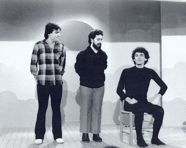 il trio “La smorfia”, Massimo Troisi, Lello Arena ed Enzo De Caro negli anni Settanta (https://it.wikipedia.org/wiki/Massimo_Troisi#/media/File:Smorfia.jpg 