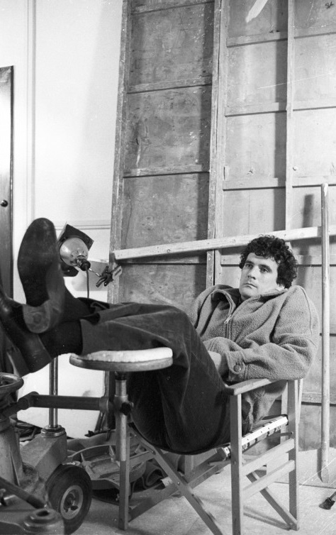 Troisi sul set di Scusate il ritardo (https://it.wikipedia.org/wiki/File:Troisi_sul_set_di_Scusate_il_ritardo.jpg))