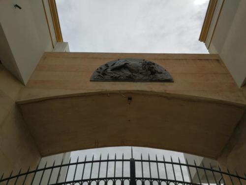 15 - Altorilievo posto all'ingresso delle cantine Florio a Marsala (TP). Al centro il leone simbolo della famiglia Florio
