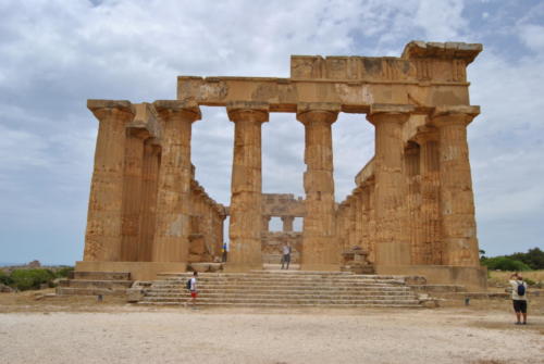 1 - Parco archeologico di Selinunte (TP), veduta frontale del Tempio E (Tempio di Hera)
