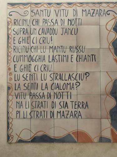8 - Pannello in maiolica con versi in siciliano dedicati a S. Vito  