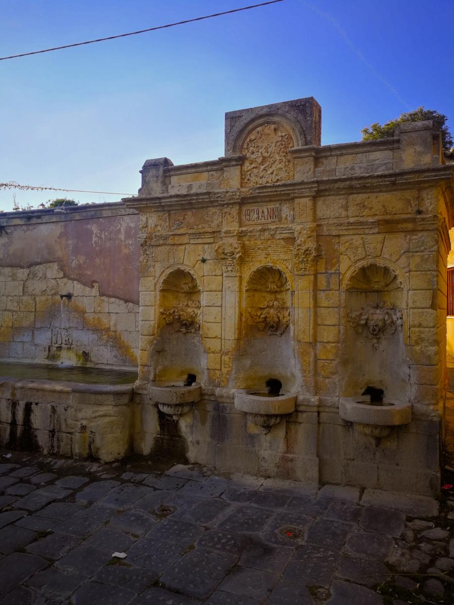 Buscemi (SR), antico abbeveratoio e fontana all'ingresso del paese