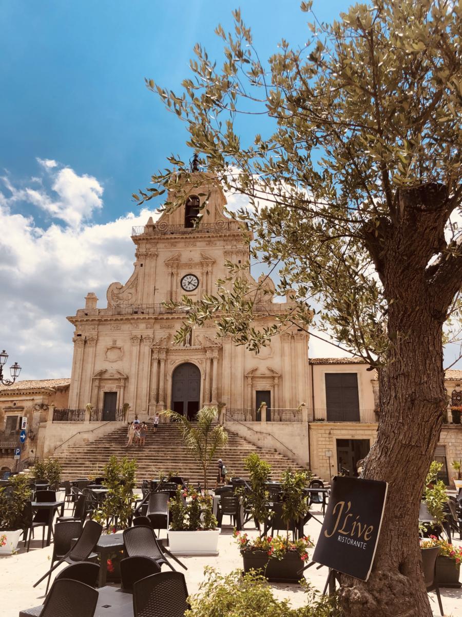 Palazzolo Acreide (SR), piazza del popolo con la scenografica Basilica di S. Sebastiano