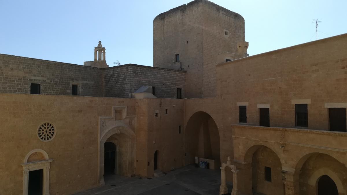 castello di Copertino cortile interno, vista dall'alto