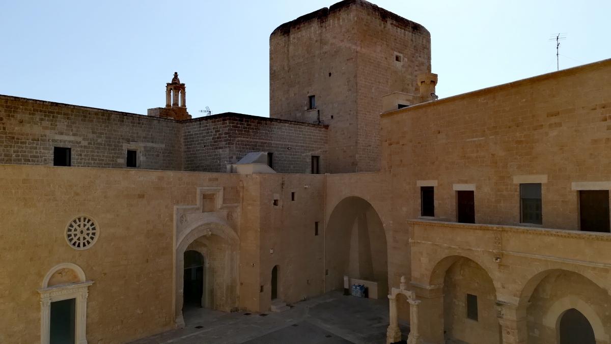 castello di Copertino cortile interno, vista dall'alto