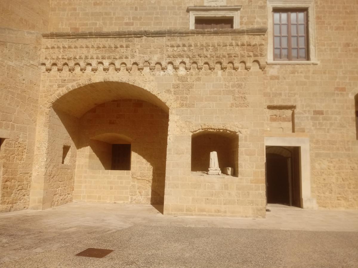 Castello di Copertino, Cortile interno 