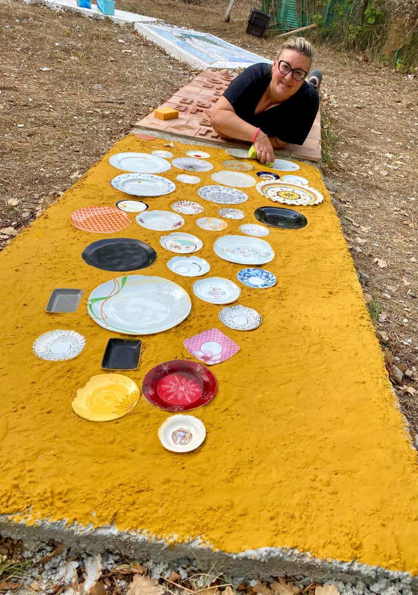 Lucia Ghionna al lavoro per la pedana del Cammino di Sant'Anna 