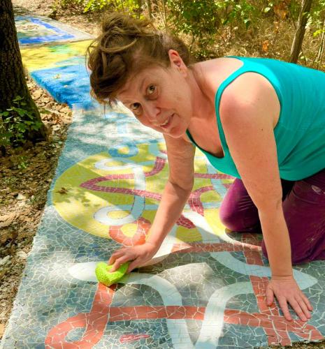 Carla Sello mentre lavora al mosaico