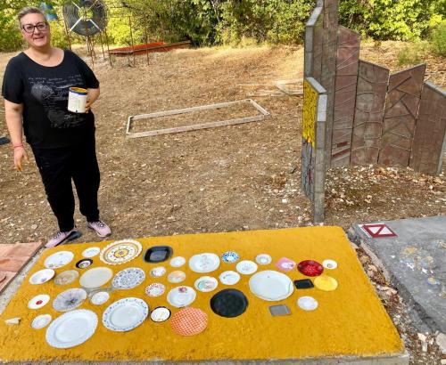 Lucia Ghionna al lavoro per la pedana del Cammino di Sant'Anna