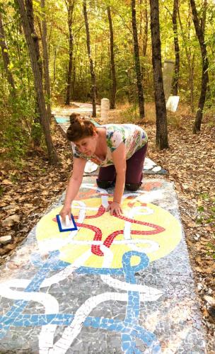 Carla Sello mentre lavora al mosaico  per la pedana del Cammino di Sant'Anna