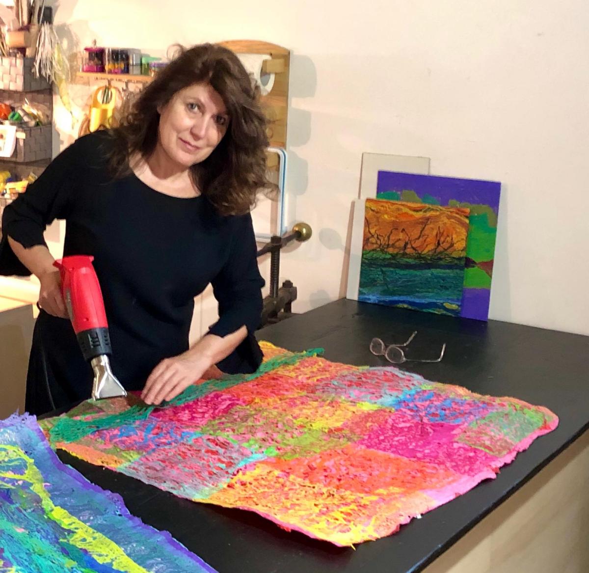 L' artista Carla Sello al lavoro
