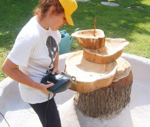 Roma, l' artista Carla Sello alle prese con il seghetto alternativo nella fontana prima di decorarla col mosaico