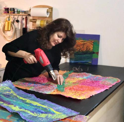 l' artista Carla Sello al lavoro