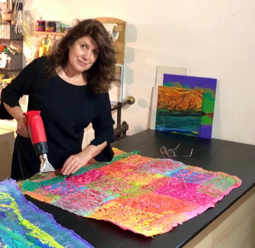 L' artista Carla Sello al lavoro